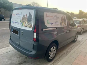 Furgoneta rotulada con las marcas Aracavia y Orisylva.